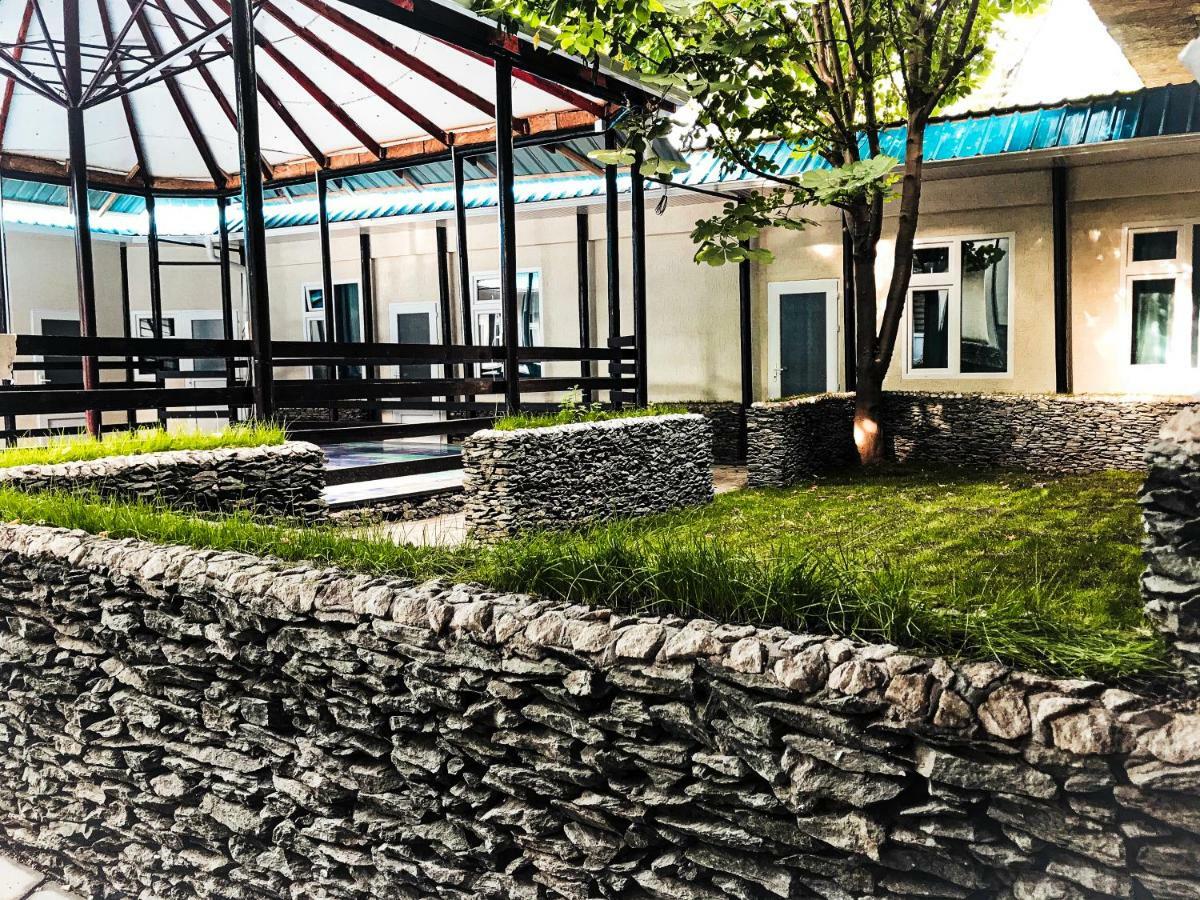 Park Hostel Osch Exterior foto